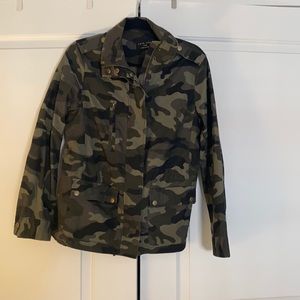 Camo zip up light weight jacket